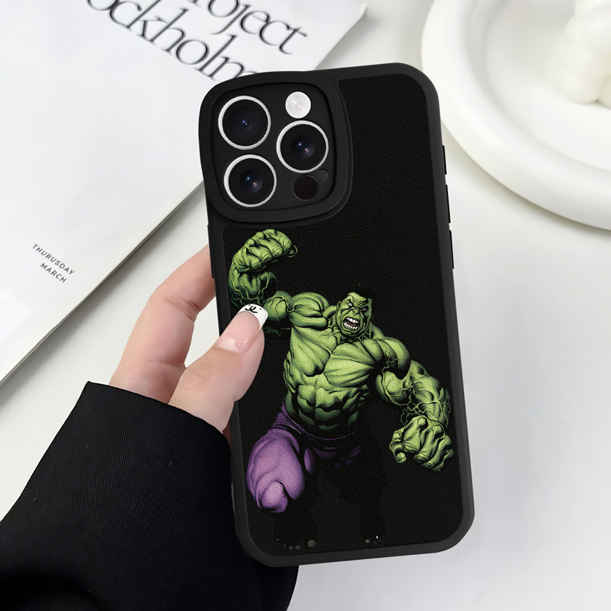（画像用） アベンジャーズ The Avengers 【iPhone 16シリーズ対応】シリコンスマホケース（レザー調） 材質：シリコン
